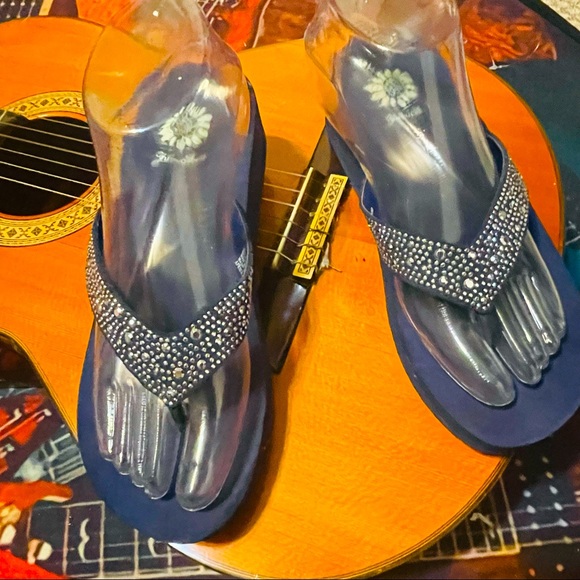 🌼 Cute Yellow Box Blue Rhinestone Flip Flops! - Picture 1 of 12